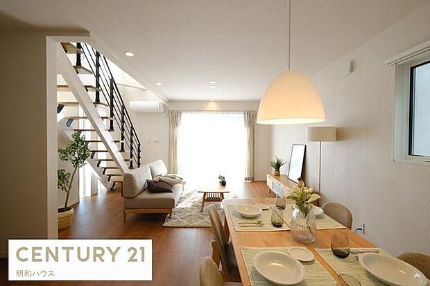 ◎窓から光が差し込む明るいリビングスペース♪◎対面式キッチンからお部屋の様子を見渡せます