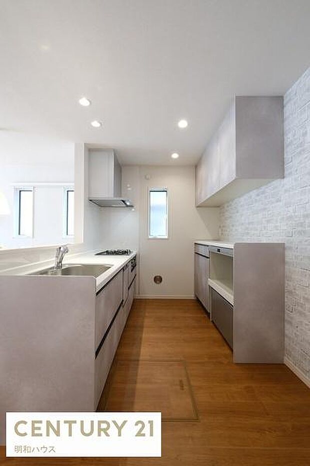 背面には戸棚が付いて収納充実♪