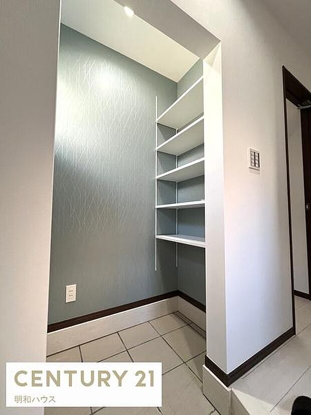 可動棚のあるシューズインクローク！