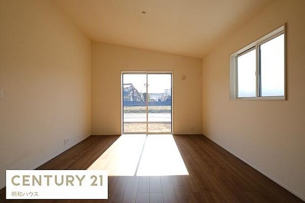 開放感のある勾配天井のリビング