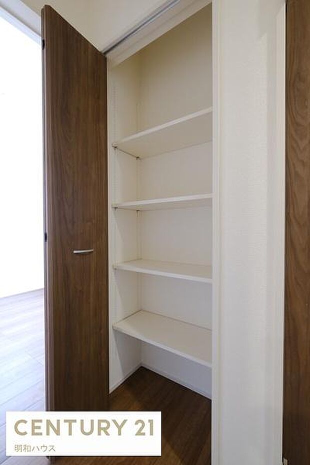 廊下にクローゼット付いています