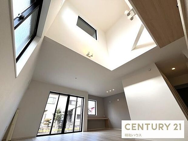 上部吹き抜けリビングが魅力です!