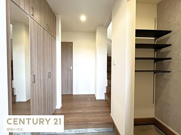 1号棟◎姿見付シューズBOX＋土間収納！◎断熱仕様玄関ドア！◎玄関電子キー♪お買い物の荷物で両手がふさがっていても楽々施錠！◎留守でも安心♪宅配ボックスあり！