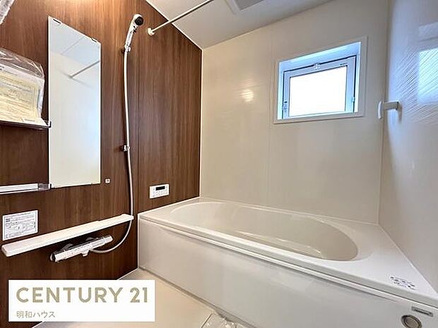 1号棟◎浴室暖房乾燥機付き1坪バス!◎雨の日には衣類の乾燥にも大活躍!◎ゆったりと一日の疲れを癒して下さい!◎半身浴ができる快適な高さのベンチ付浴槽!