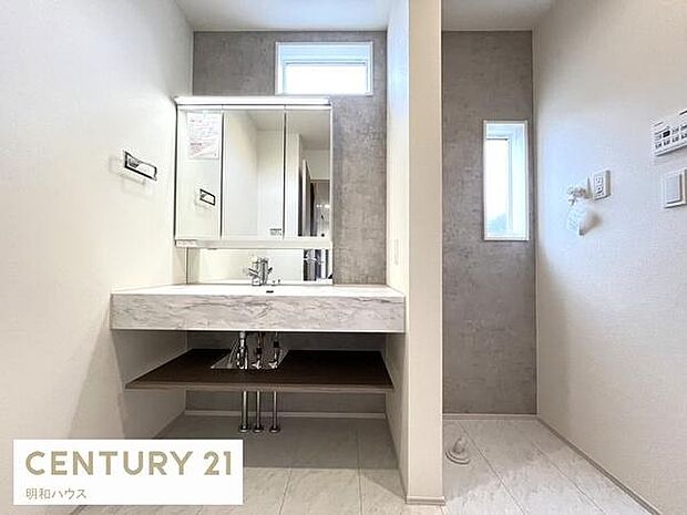 1号棟◎洗練されたオープンサニタリー!◎鏡を開くと便利な収納があります!◎上部に明かり取りがあり!◎可動棚のあるリネン庫!