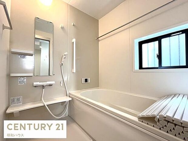 ◎浴室乾燥機付1坪サイズバリアフリーバス!◎雨の日の部屋干しの衣類の乾燥にも大活躍です!◎広い浴槽で一日の疲れを癒してください!