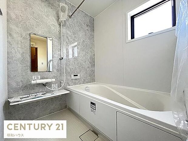 2号棟◎浴室暖房乾燥機付き1坪バス!◎雨の日には衣類の乾燥にも大活躍!◎ゆったりと一日の疲れを癒して下さい!◎半身浴ができる快適な高さのベンチ付浴槽!