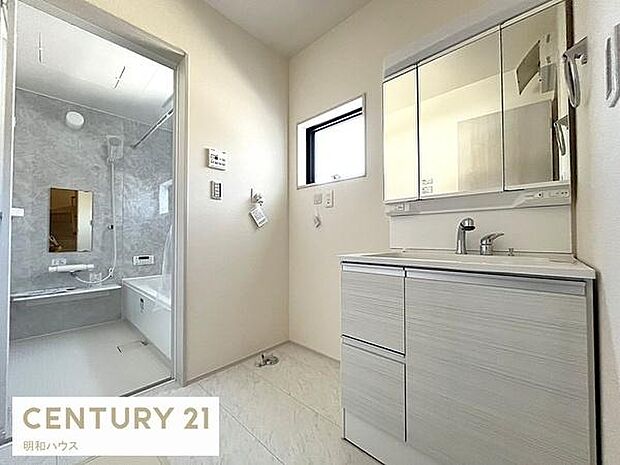 2号棟◎三面鏡付きシャンプードレッサー!◎鏡を開くと便利な収納があります!スッキリと片付けられますね!