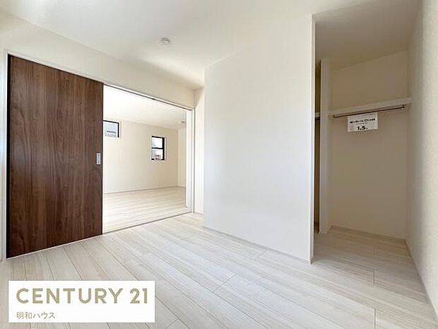 1号棟・リビング横の洋室+広々WIC!