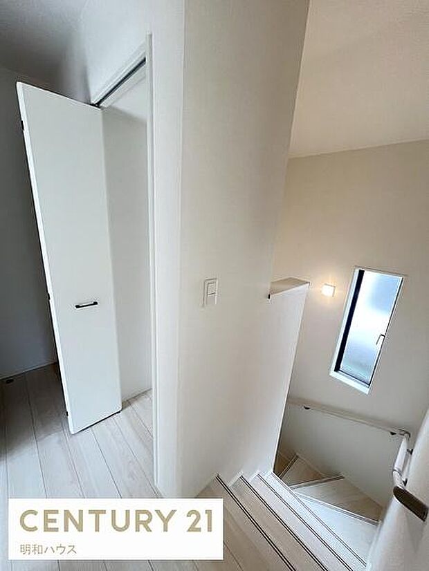 ◎換気のできる手すり付き階段があり安心です!◎便利な2階ホール収納あります!