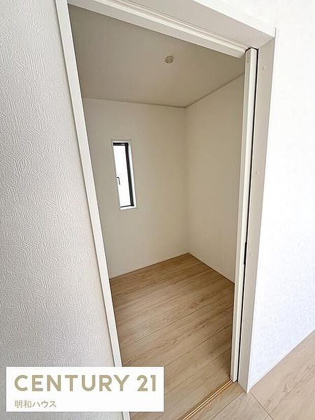 リビング横の多目的利用の納戸スペース！