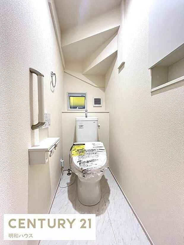 ◎1階シャワートイレ!(収納+手すりあり)◎省エネ仕様!ナノレベルのなめらかさのセフィオンテクト!◎フチなし形状で掃除も楽々!◎トルネード洗浄で汚れを落とします!