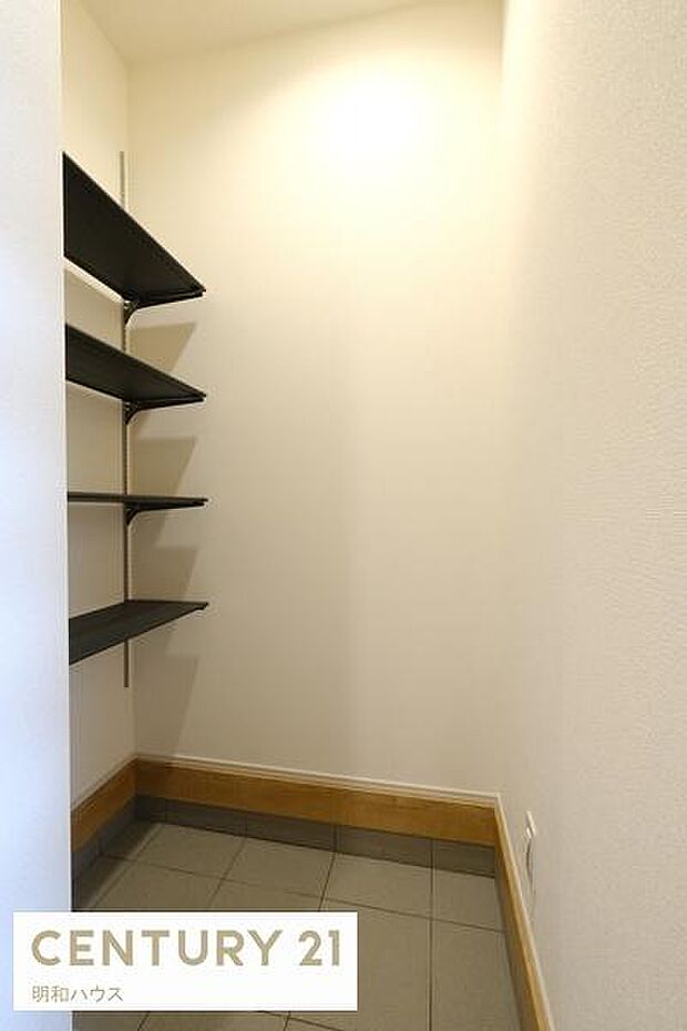 2号棟 屋外用品の保管に重宝な土間収納付