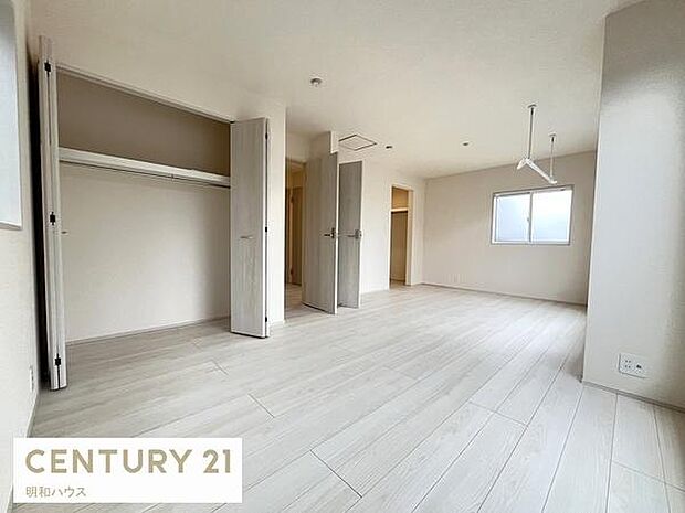 2号棟◎将来2つの部屋にアレンジできる11.12帖可変型洋室！※間仕切り壁工事は別途有償◎室内物干しがあり花粉や雨から洗濯物を守ります！