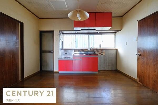 ◎家族の笑顔が集まる憩いの空間♪赤いキッチンが目を引く DK6.7帖！