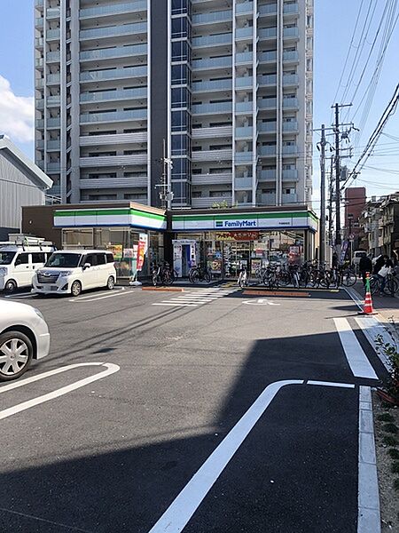 ファミリーマート今里駅前店まで370m