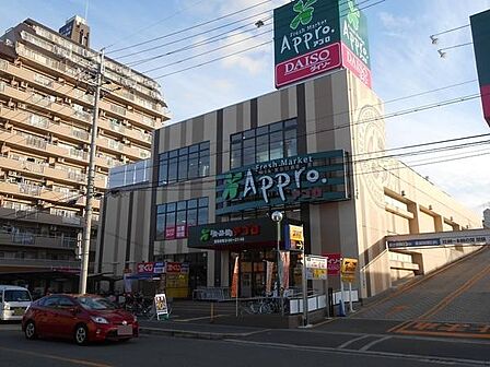 食品館アプロ友井店まで777m