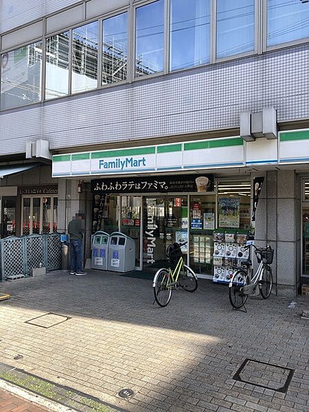 ファミリーマート大阪商大西店まで689m