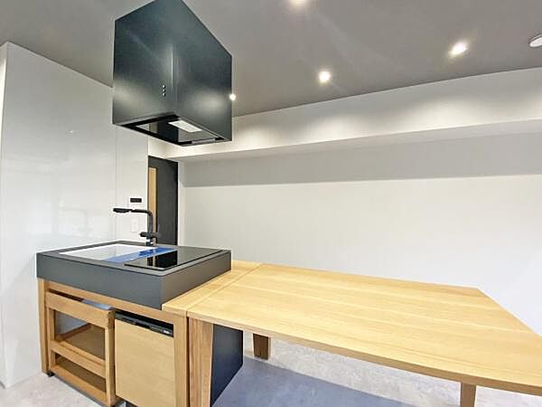 ホームパーティーを催して自慢したくなるオシャレな空間のキッチン。この雰囲気に合わせる家具や家電探しは、本当にワクワクすると思います。