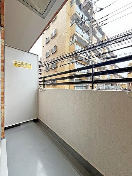本物件のバルコニーでは、明るく・通風が大変良く、日常のストレスも、この陽当りの良い空間が解消してくれます。すっきりしたバルコニー。