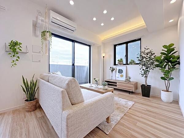 本物件はフルスケルトンからのフルリノベーション実施し、完成いたしました。沢山の方にご来場頂くため、シッカリ清潔にクリーニングを済ませ準備万端。※AIにより家具以外の小物等を配置させたCG加工画像です