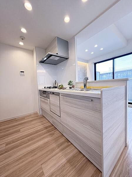 ホームパーティーを催して自慢したくなるオシャレな空間のキッチン。この雰囲気に合わせる家具や家電探しはワクワクばかり。食器洗い乾燥機付きシステムキッチン。