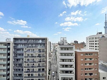 現地バルコニーからの眺め。晴れた日には抜けある広い景色を眺め、大きく深呼吸してリラックス。また、陽が落ちたら、夜景を眺めながら1日の疲れを癒してください
