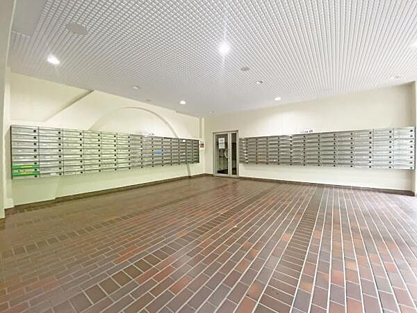 ロビーは建物の内部にありながら屋外ともいうべき「しなやかな」場所であり“外” と“内” との気持ちを切り替える特別な場所でもあります。その柔軟な空間は、いつも清潔に保たれており、管理の良さが伺えます