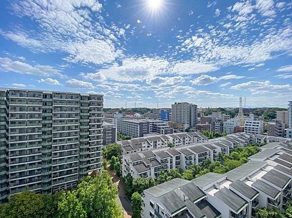 現地バルコニーからの眺め。晴れた日には抜けある広い景色を眺め、大きく深呼吸してリラックス。また、陽が落ちたら、夜景を眺めながら1日の疲れを癒してください
