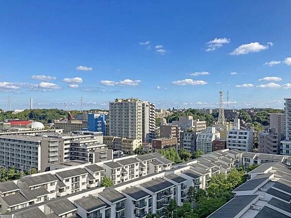 現地バルコニーからの眺め。晴れた日には抜けある広い景色を眺め、大きく深呼吸してリラックス。また、陽が落ちたら、夜景を眺めながら1日の疲れを癒してください