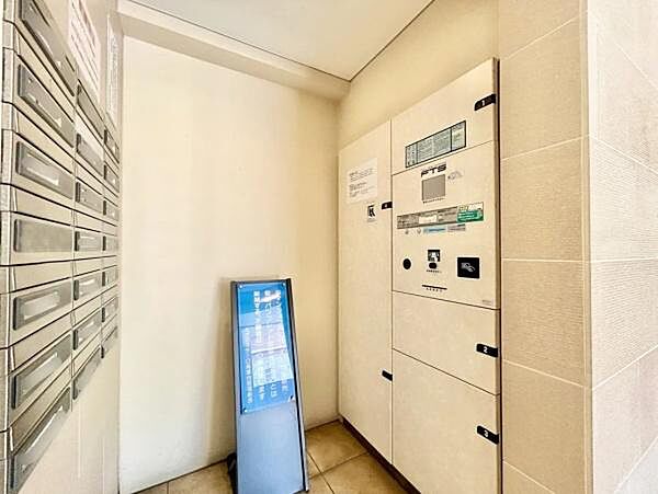 在宅・不在問わず、届いた荷物を受け取れる宅配ボックス。料理中や入浴中ですぐに応対ができない時でも、宅配業者が荷物を入れておくことができるので、受け渡し時間や再配達の手間を気にする必要がありません。