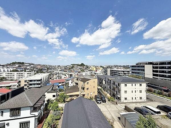 部屋位置が良い為、眺望を邪魔する障害物がなく、ずっと遠くまでスッキリな景色。陽当たり・通風も大変良く、このバルコニーでは自宅に居ながら都会の喧騒を忘れさせてくれます。
