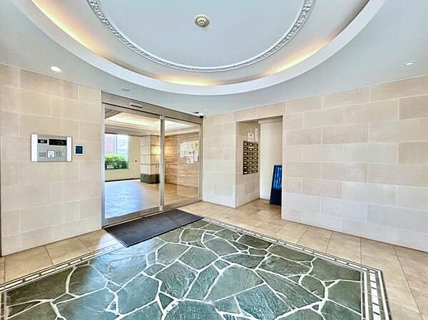 ロビーは建物の内部にありながら屋外ともいうべき「しなやかな」場所であり“外” と“内” との気持ちを切り替える特別な場所でもあります。その柔軟な空間は、いつも清潔に保たれており、管理の良さが伺えます
