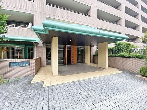 人に例えますとマンションのエントランスは「顔」にあたります。清潔感を備えた本マンションの「顔」は、訪れる人を大切に迎えてくれます