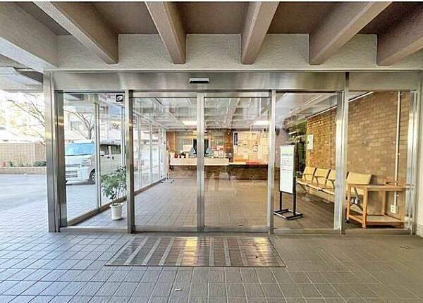 人に例えますとマンションのエントランスは「顔」にあたります。清潔感を備えた本マンションの「顔」は、訪れる人を大切に迎えてくれます