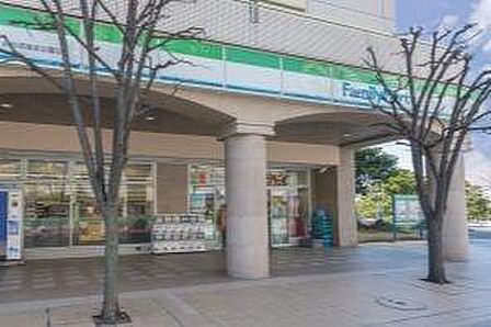 ファミリーマートお台場海浜公園店まで676m