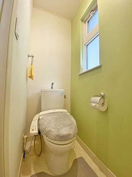 オフホワイトでまとめたトイレは落ち着きある空間と清潔感ある印象となりました。お好みの香りをまとい演出することでいつもキレイを保つことができます。お好みのインテリアを配置してカスタマイズして下さい。