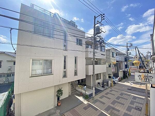 現地バルコニーからの眺め。晴れた日には抜けある広い景色を眺め、大きく深呼吸してリラックス。また陽が落ちたら、夜景を眺めながら1日の疲れを癒す