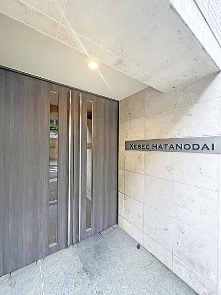 人に例えますとマンションのエントランスは「顔」にあたります。清潔感を備えた本マンションの「顔」は、訪れる人を大切に迎えてくれます