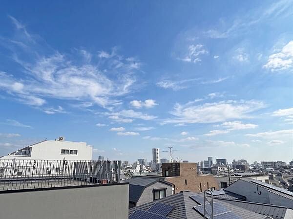 部屋位置が良い為、眺望を邪魔する障害物がなく、ずっと遠くまでスッキリな景色。陽当たり・通風も大変良く、このバルコニーでは、穏やかな静けさすら感じます。自宅に居ながら都会の喧騒を忘れさせてくれます。