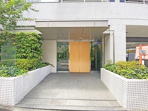 人に例えますとマンションのエントランスは「顔」にあたります。清潔感を備えた本マンションの「顔」は、訪れる人を大切に迎えてくれます