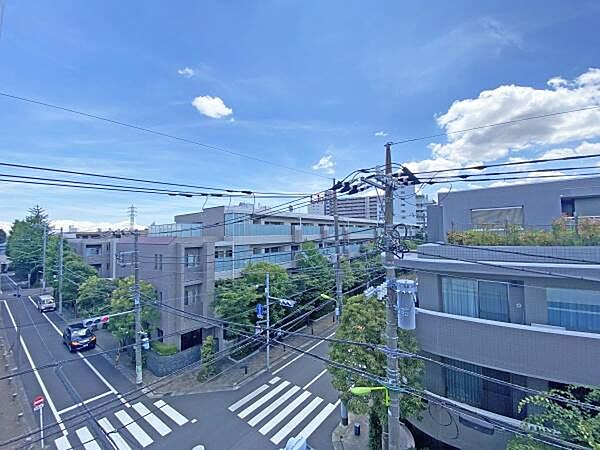 部屋位置が良い為、眺望を邪魔する障害物がなく、ずっと遠くまでスッキリな景色。陽当たり・通風も大変良く、このバルコニーでは、穏やかな静けさすら感じます。自宅に居ながら都会の喧騒を忘れさせてくれます。