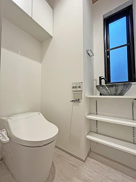 トイレは落ち着きある空間と清潔感あるお好みの香りをまとい演出することでいつもキレイを保つ事ができます。お好みのインテリアを配置してカスタマイズして下さい。
