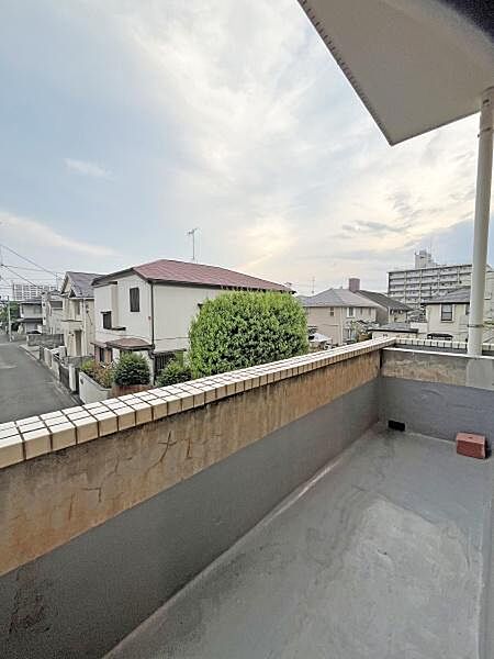 本物件のバルコニーでは、明るく・通風が大変良く、日常のストレスも、この陽当りの良い空間が解消してくれます。すっきりしたバルコニー。