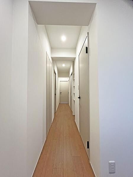 廊下に沿って複数の扉が並んでおり、各部屋への入口が整理されています。生活動線が分かりやすい間取りです。