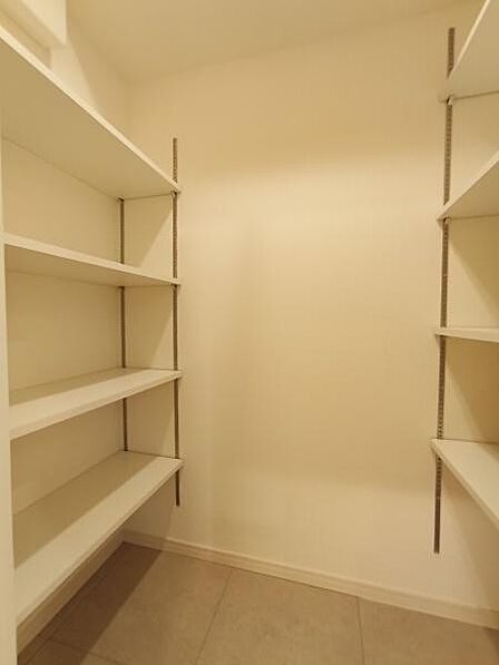 玄関横の収納です。大きめなので使い勝手がよさそうです。