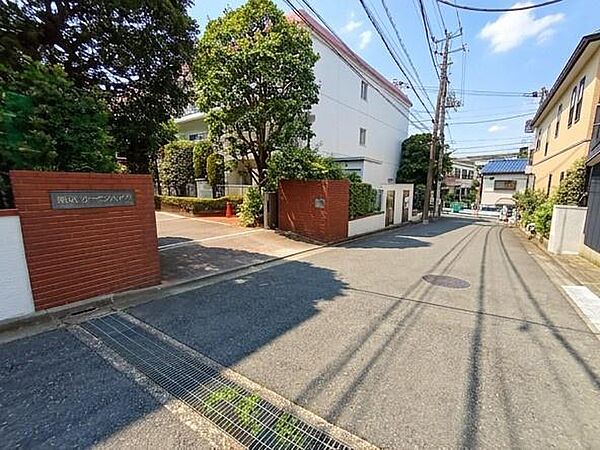 建物エントランス・人に例えますとマンションのエントランスは「顔」にあたります。清潔感を備えた本マンションの「顔」は、訪れる人を大切に迎えてくれます