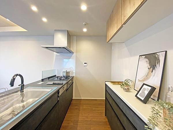 ホームパーティーを催して自慢したくなるオシャレな空間のキッチン。この雰囲気に合わせる家具や家電探しはワクワクばかり。食器洗い乾燥機付きシステムキッチン。