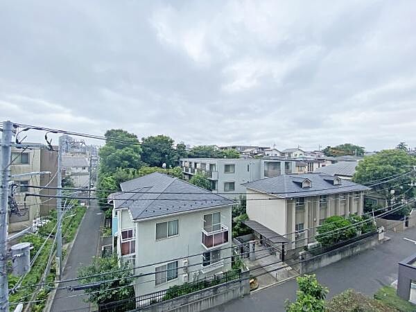 部屋位置が良い為、眺望を邪魔する障害物がなく、ずっと遠くまでスッキリな景色。陽当たり・通風も大変良く、このバルコニーでは、穏やかな静けさすら感じます。自宅に居ながら都会の喧騒を忘れさせてくれます。