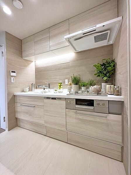 ホームパーティーを催して自慢したくなるオシャレな空間のキッチン。この雰囲気に合わせる家具や家電探しはワクワクばかり。食器洗い乾燥機付きシステムキッチン。